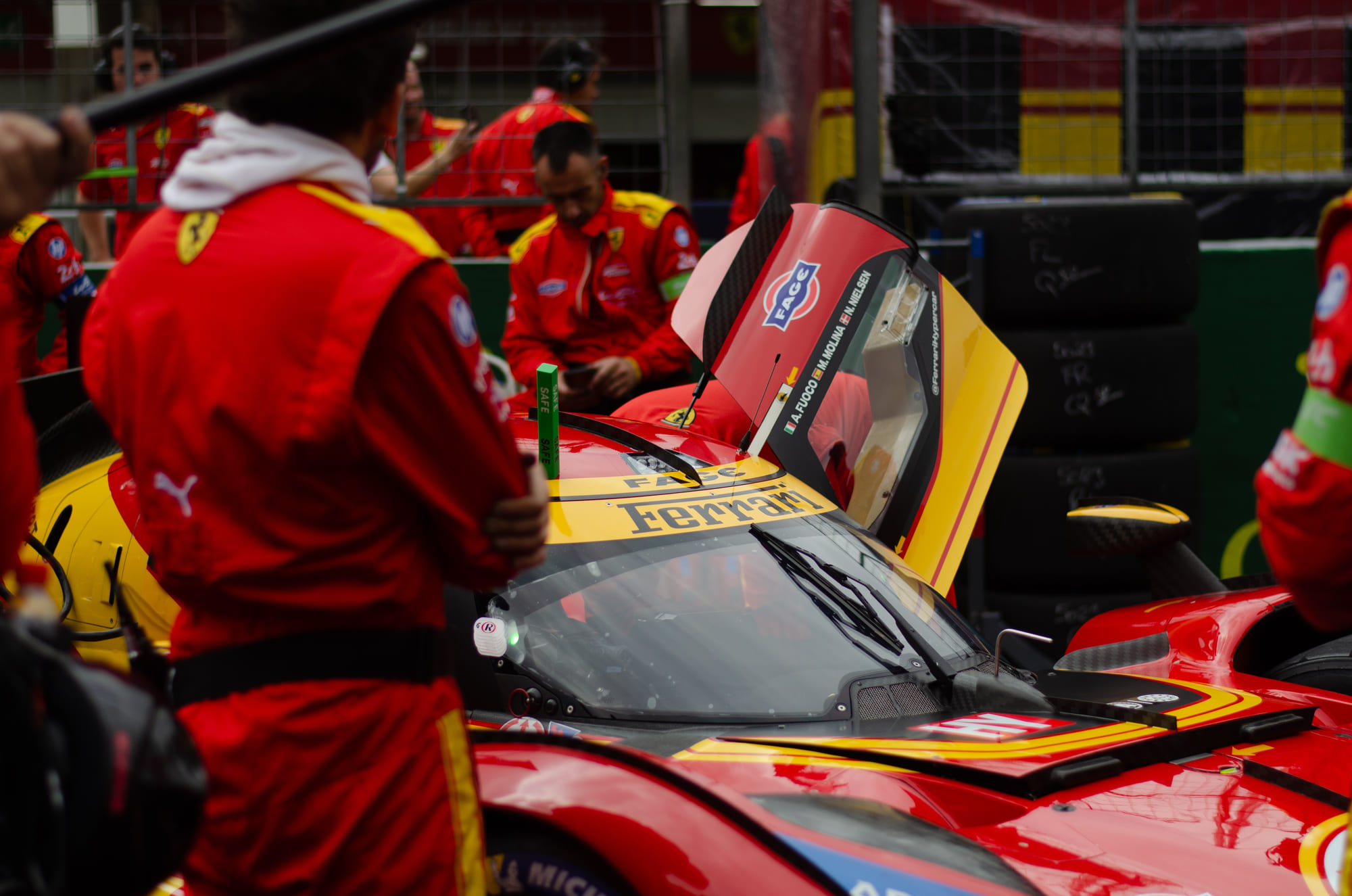 Ferrari 499P #50 da Ferrari AF Corse, da classe Hypercar, no grid, cercada pela equipe de macacão vermelho durante o grid walk no WEC 6 Horas de São Paulo 2026, em Interlagos