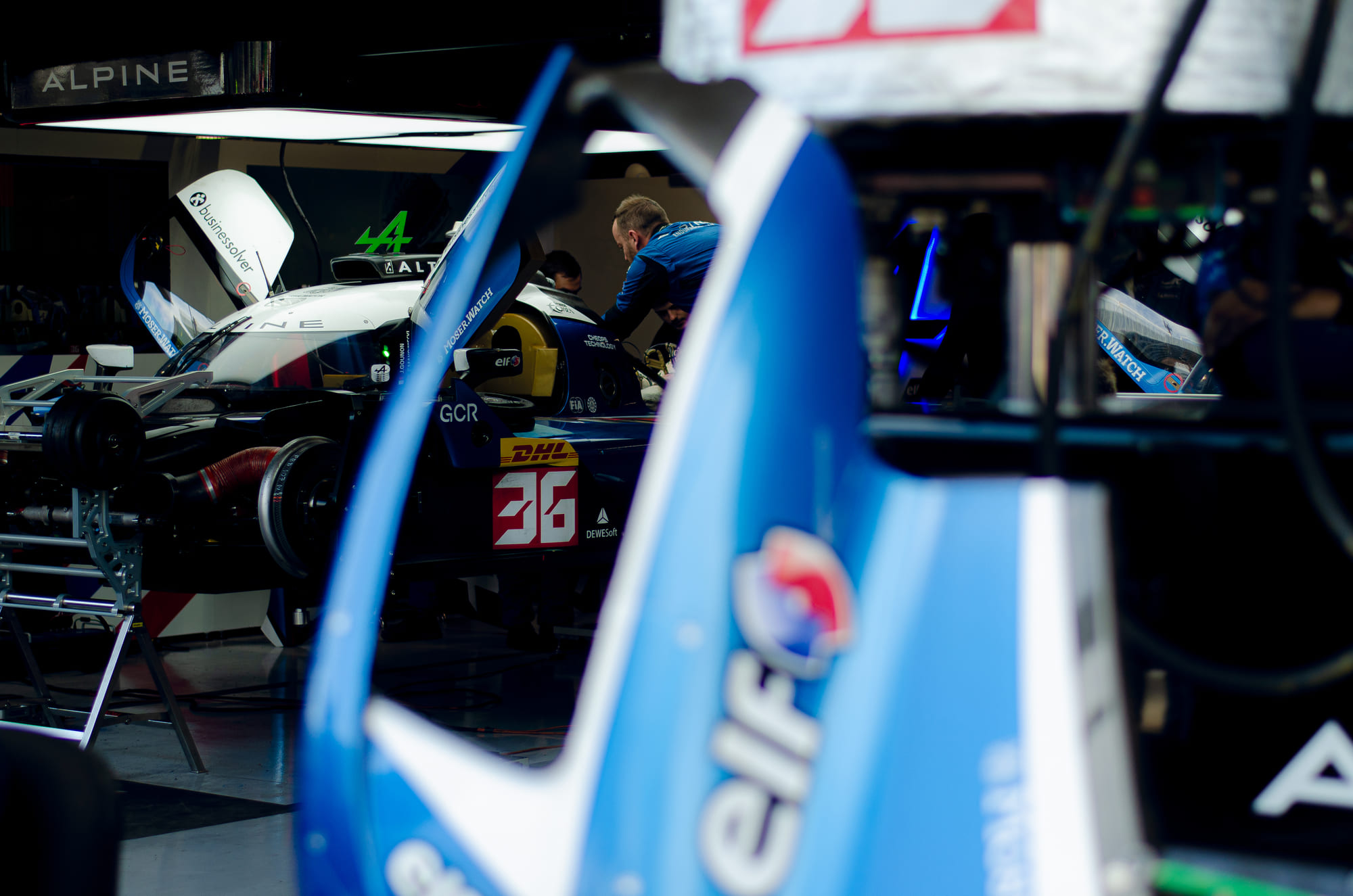 Alpine A424 #36 da Alpine Endurance Team, da classe Hypercar, na garagem, enquadrado por uma carenagem azul com o logo elf em primeiro plano durante o grid walk no WEC 6 Horas de São Paulo 2026, em Interlagos