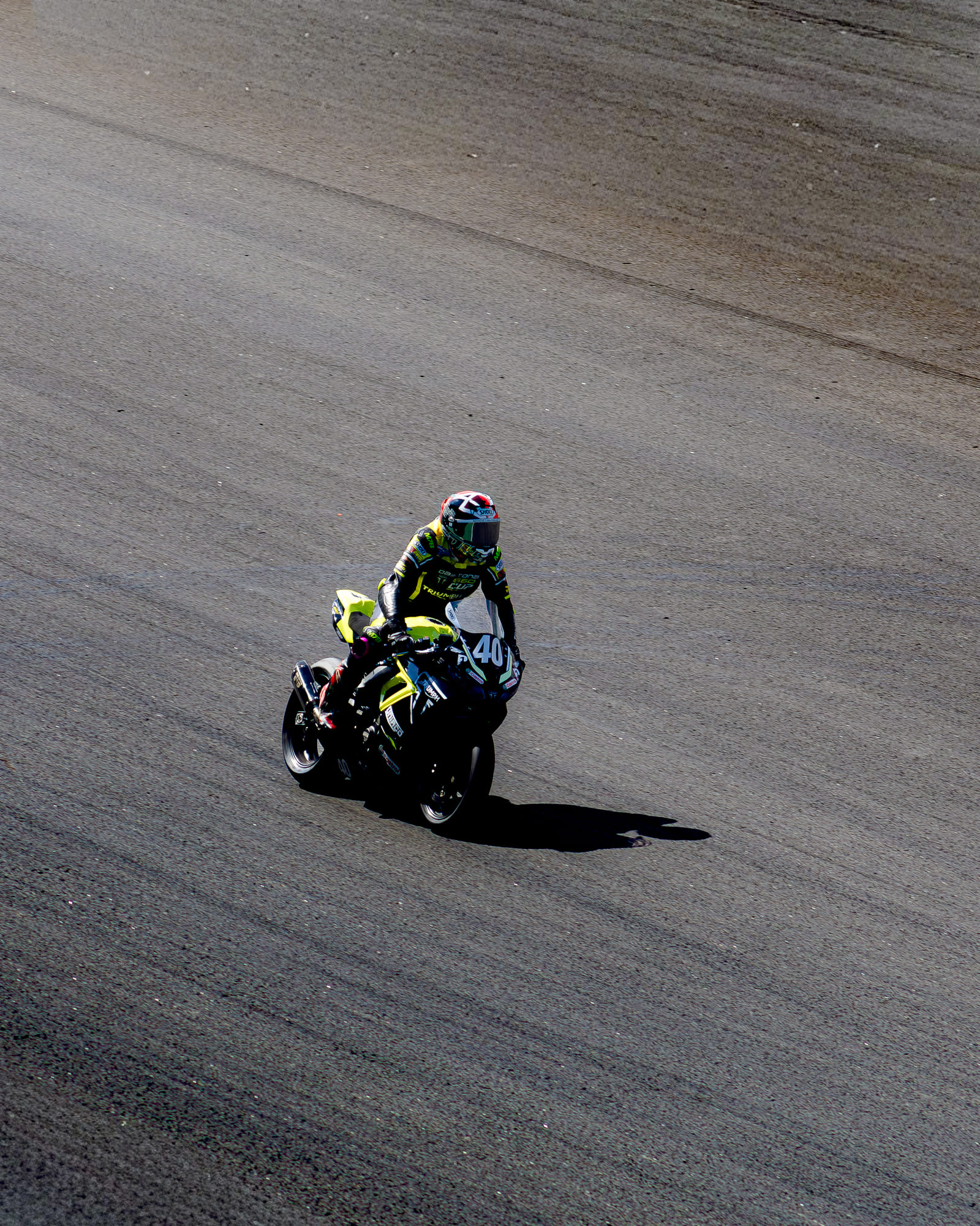 Caua Rocha, da 040 Race Team, inclinado na curva com a Triumph Daytona 660 Cup #40, da classe Daytona 660, e sombra longa no asfalto no Moto1000GP 2026 - Etapa 5, em Interlagos
