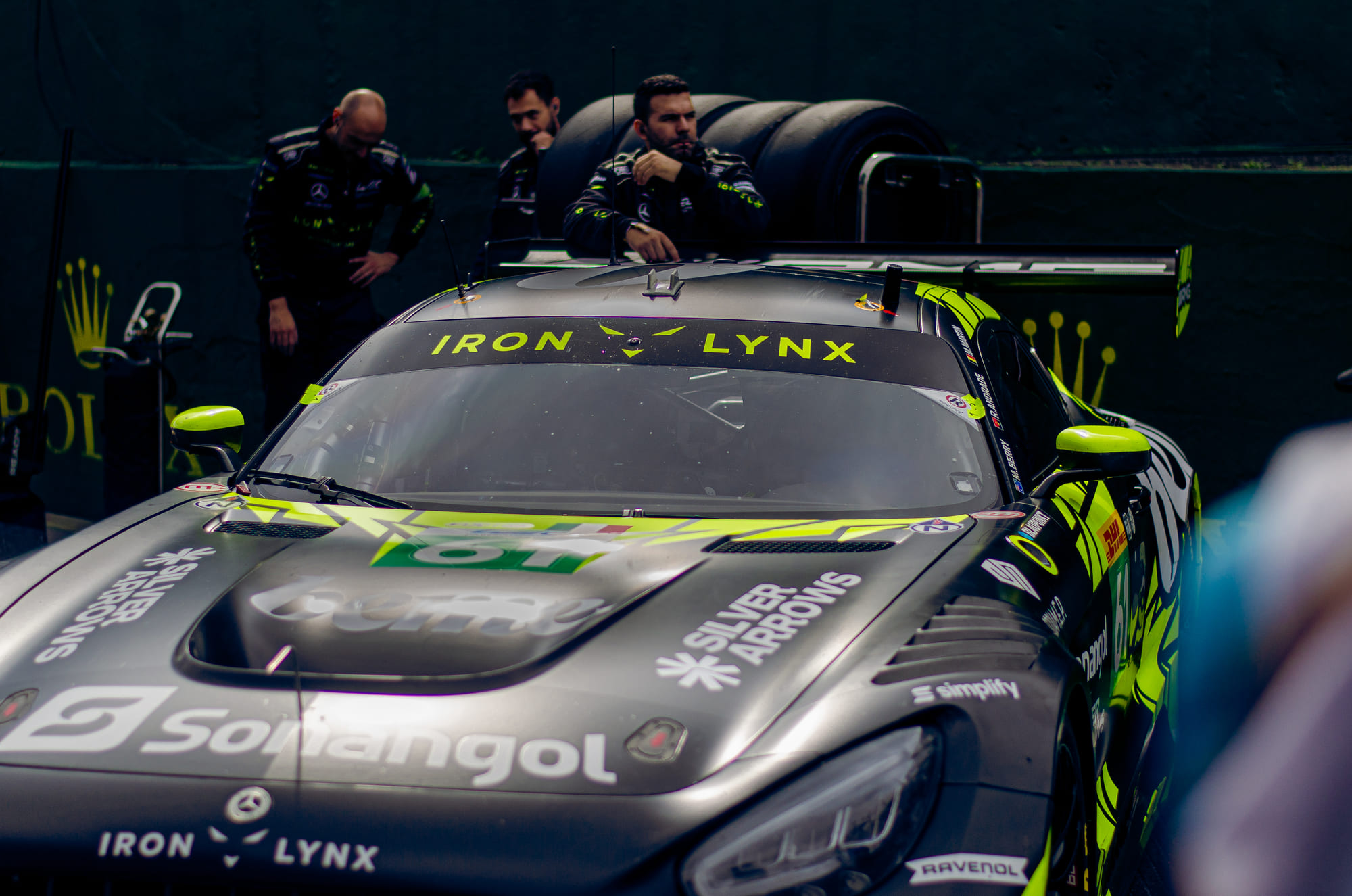 Equipe da Iron Lynx debruçada sobre o Mercedes-AMG GT3 #61, da classe LMGT3, no box durante o grid walk no WEC 6 Horas de São Paulo 2026, em Interlagos