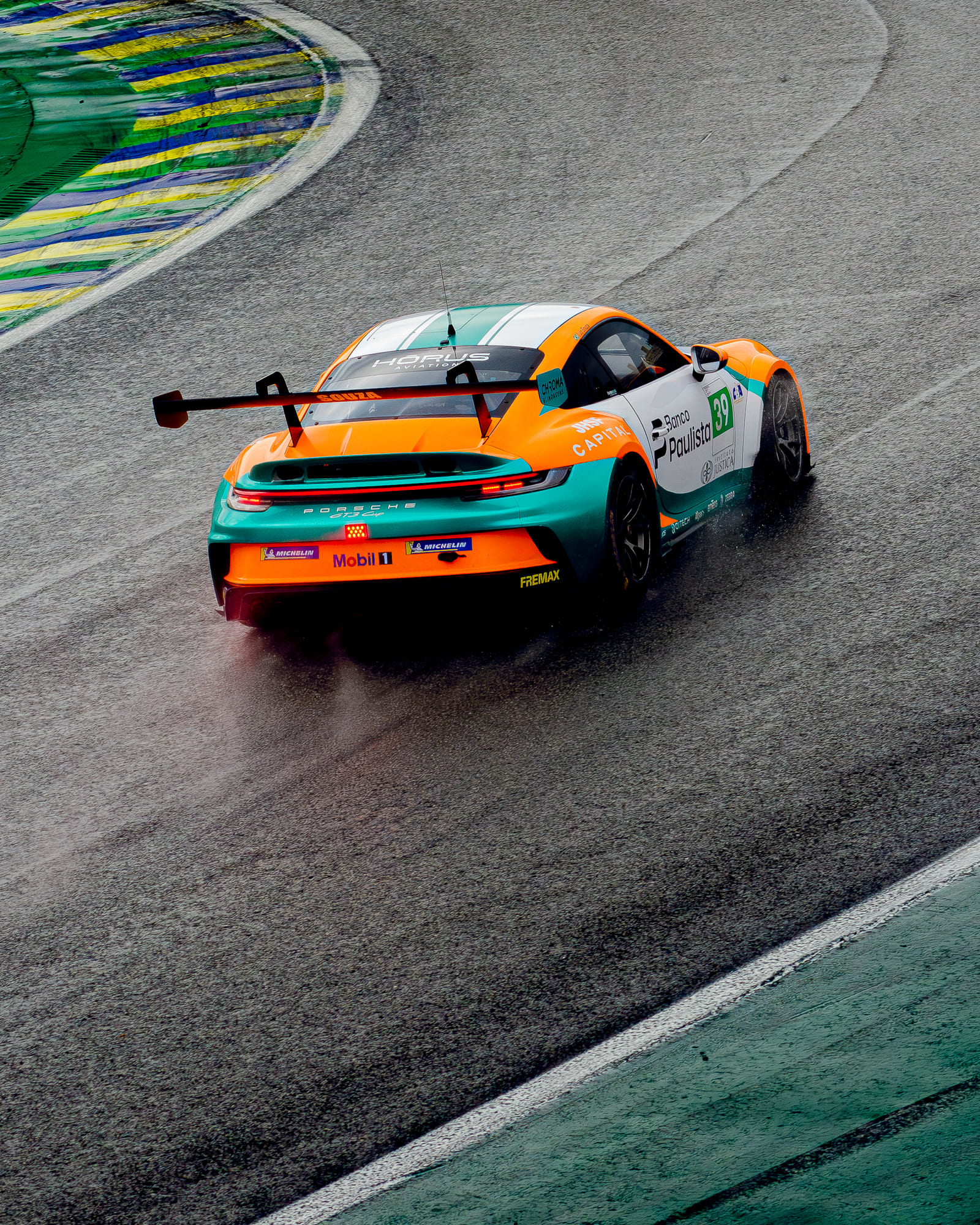 Porsche 911 GT3 Cup #39 da LF Motorsport, da classe Carrera Rookie, levantando água na pista molhada com Luiz Souza ao volante na Porsche Cup Brasil 2026 - Etapa 7, em Interlagos